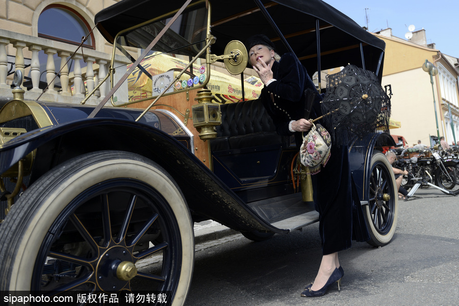 捷克舉行古董車游行 民眾身著復古服裝穿行街道