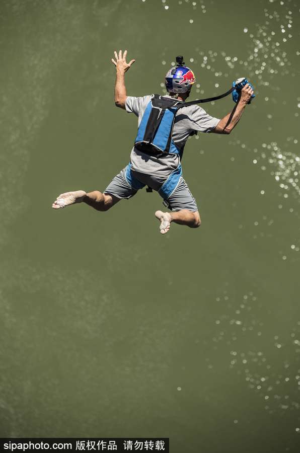 大神請收下我的膝蓋！美國跳傘高手24小時內瘋狂跳傘63次創造世界紀錄