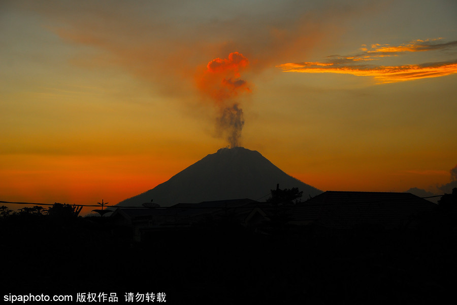 印尼錫納朋火山持續噴發 日暮時分火光沖天染紅天際