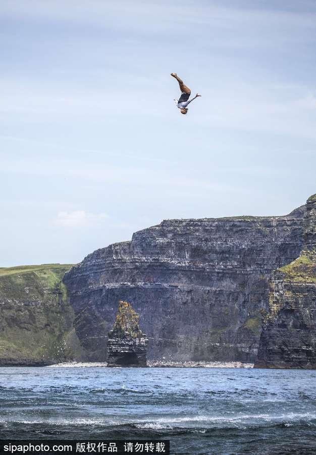 厲害了word哥！英國探險家乘坐直升機從25米高處飛躍莫赫懸崖