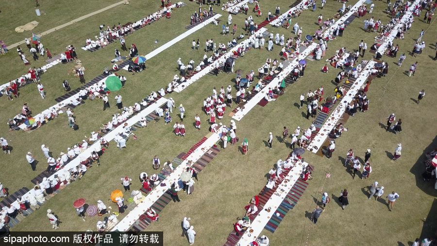 保級利亞舊式婚禮擺“長桌宴” 超4000人參加欲打破吉尼斯世界紀錄