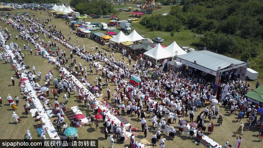 保級利亞舊式婚禮擺“長桌宴” 超4000人參加欲打破吉尼斯世界紀錄