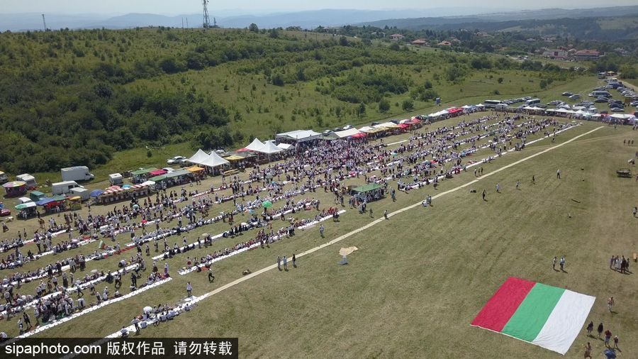 保級利亞舊式婚禮擺“長桌宴” 超4000人參加欲打破吉尼斯世界紀(jì)錄