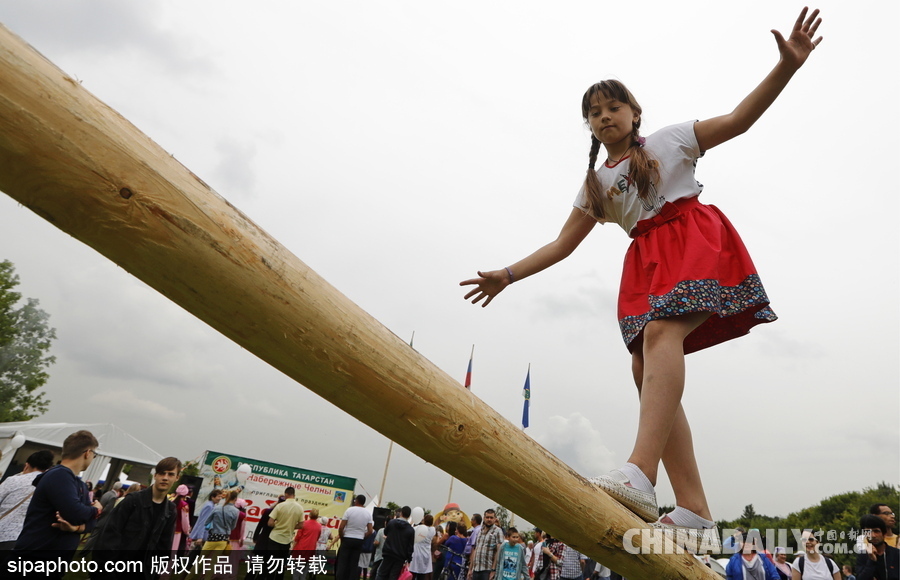 俄羅斯民眾慶祝薩班推節 “枕頭大戰”挑水桶等競賽激烈上演