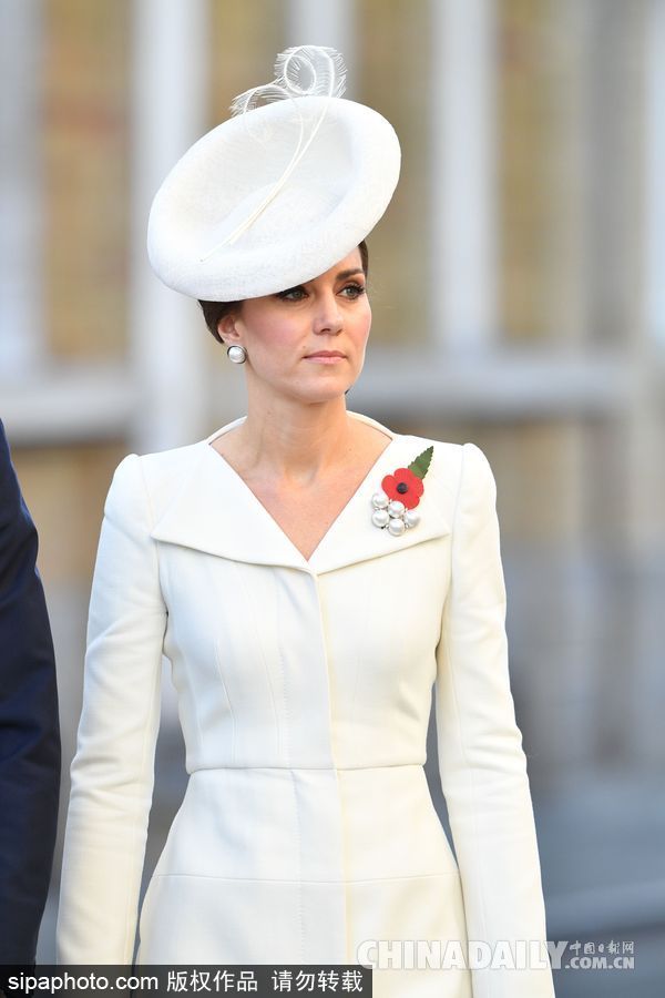 凱特王妃到訪比利時 全白套裝演繹王室優雅