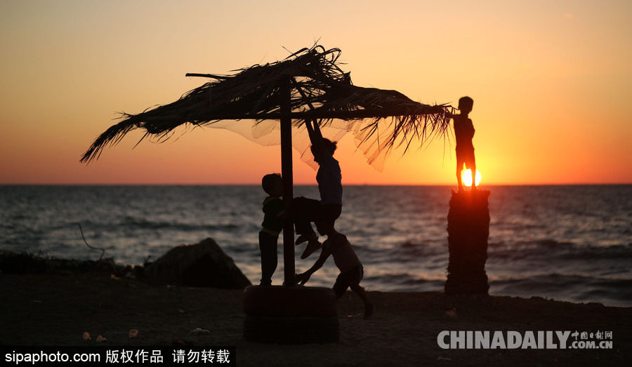 加沙海灘日常 夕陽(yáng)下兒童玩耍天真活潑