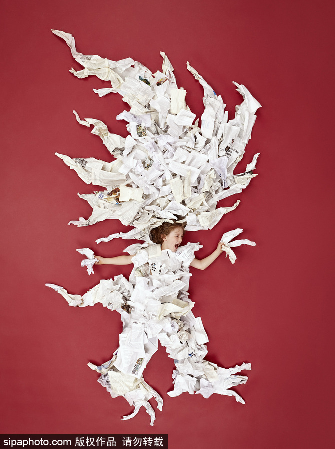 想象力飛出天際 衛生紙拖鞋玩具打造的”怪獸英雄“世界