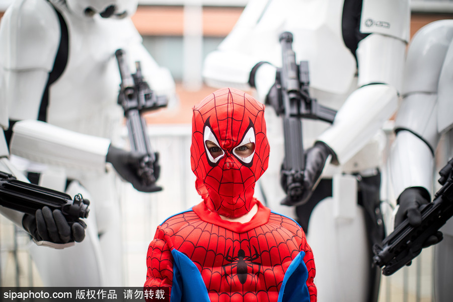 英國曼徹斯特動漫展 蜘蛛俠蝙蝠俠街頭穿梭似“穿越”