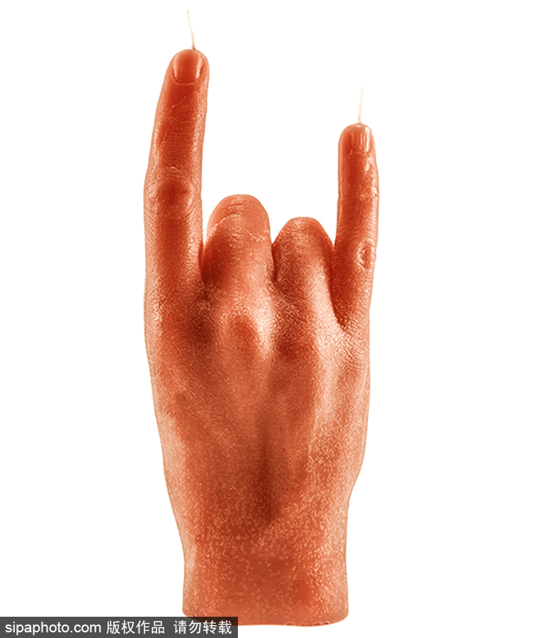 你認出這是蠟燭了嗎？立陶宛一公司推出人手型蠟燭可燃燒20小時