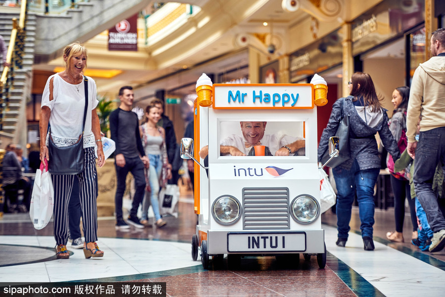 太迷你了！世界最小冰淇淋車亮相似來自“小人國”