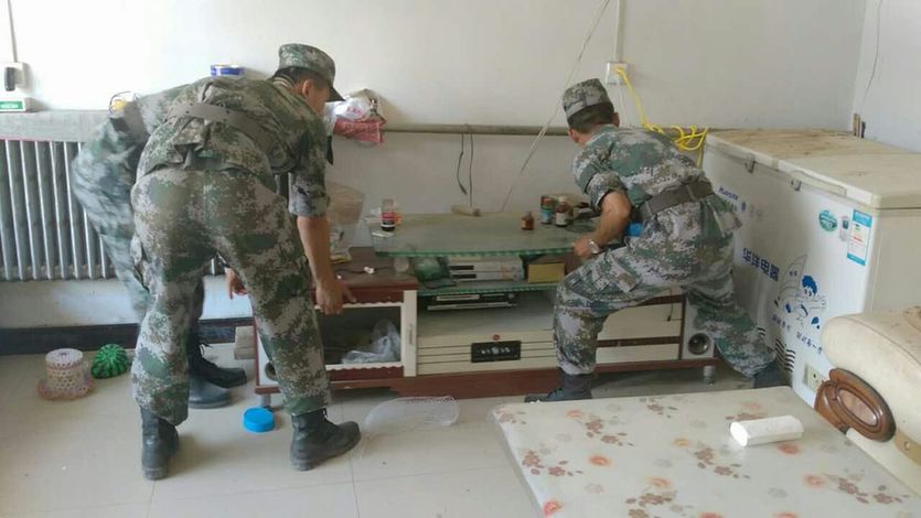 新疆軍區(qū)全力做好精河縣抗震救災(zāi)工作 上百名官兵展開(kāi)救援