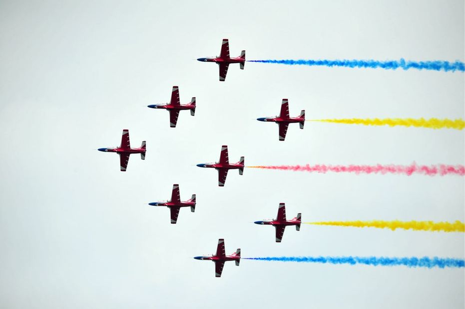 赤橙黃綠青藍紫，長空雄鷹呈英豪！