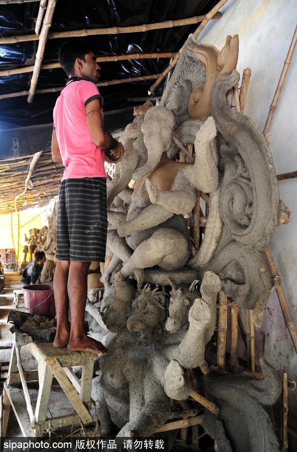 走近印度傳統(tǒng)節(jié)日甘尼許節(jié) 當?shù)厮囆g(shù)家用黏土制作象神甘尼許