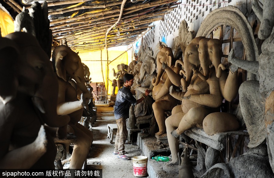 走近印度傳統(tǒng)節(jié)日甘尼許節(jié) 當(dāng)?shù)厮囆g(shù)家用黏土制作象神甘尼許