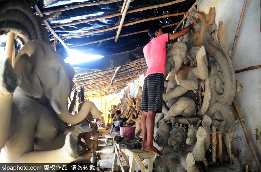 走近印度傳統節日甘尼許節 當地藝術家用黏土制作象神甘尼許