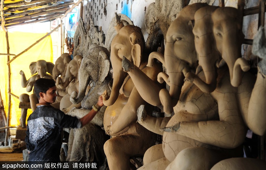 走近印度傳統節日甘尼許節 當地藝術家用黏土制作象神甘尼許