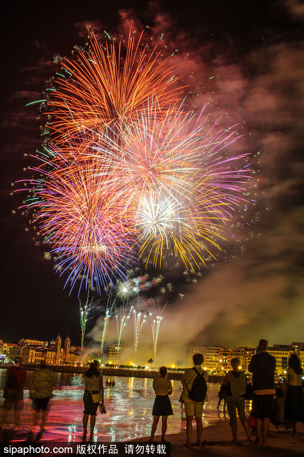西班牙圣塞巴斯蒂安盛大煙火點亮夜空 璀璨絕美