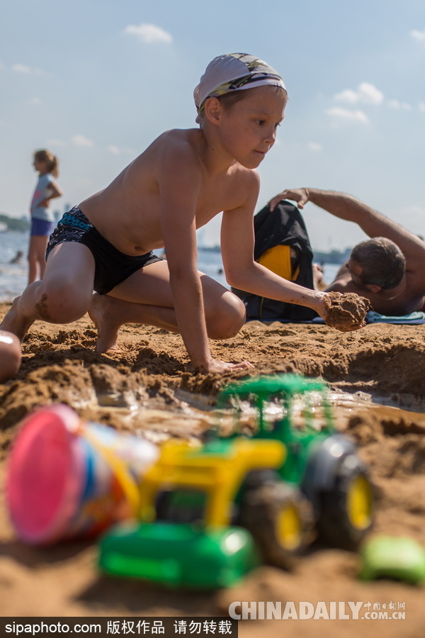 莫斯科民眾享受日光浴水邊消暑 享受夏日休閑時光
