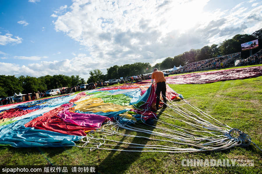 藍天下的飛行浪漫！荷蘭巴訥費爾德熱氣球節開幕
