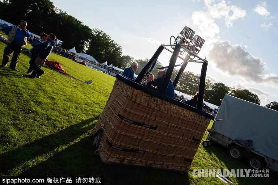 藍(lán)天下的飛行浪漫！荷蘭巴訥費(fèi)爾德熱氣球節(jié)開幕