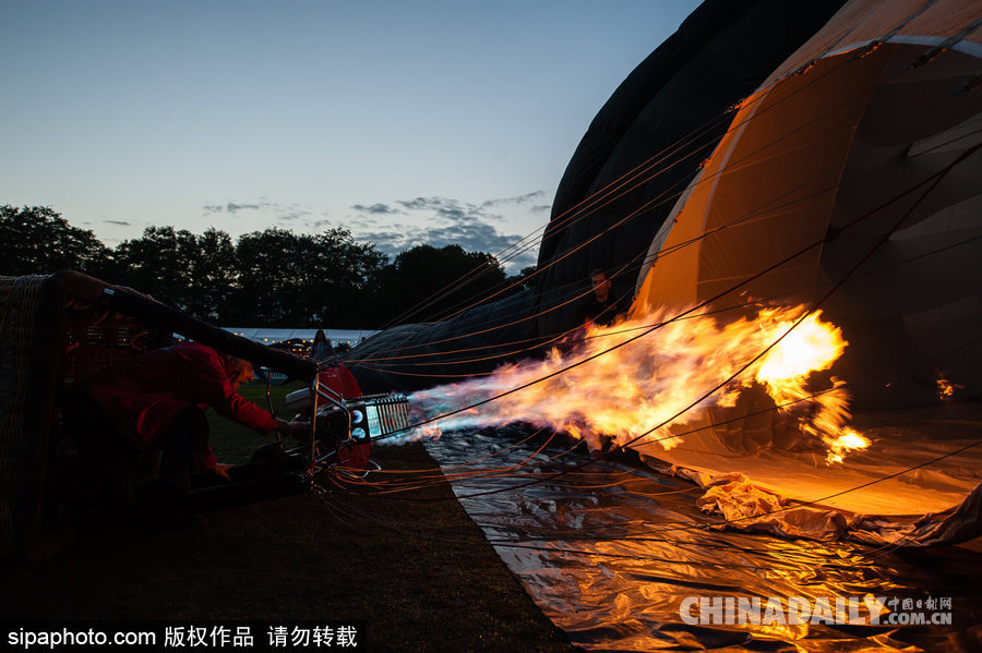 藍天下的飛行浪漫！荷蘭巴訥費爾德熱氣球節開幕