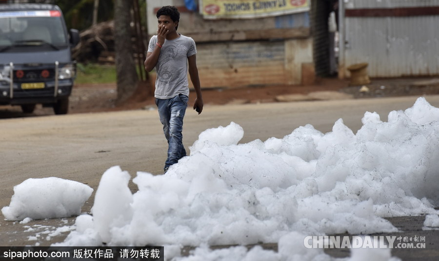印度貝蘭杜爾湖污染嚴重 產生大量泡沫充斥街頭