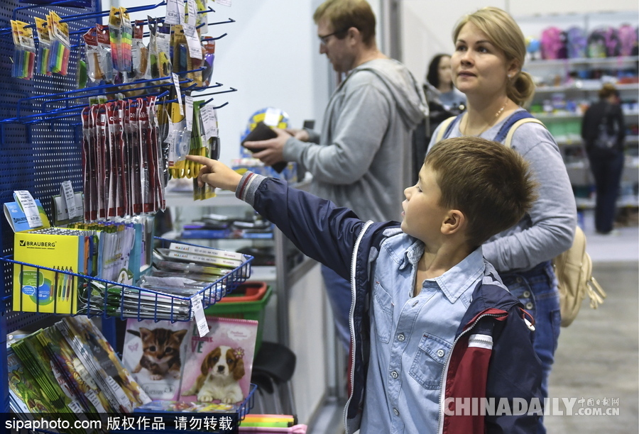 俄羅斯開(kāi)學(xué)季將到來(lái) 萌娃文具店“大采購(gòu)”