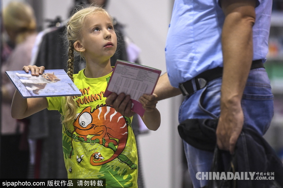 俄羅斯開學(xué)季將到來 萌娃文具店“大采購”