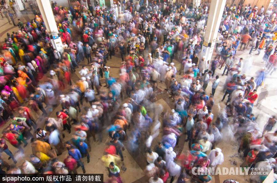 宰牲節(jié)即將到來 孟加拉國“火車大軍”購票場面不輸中國春運