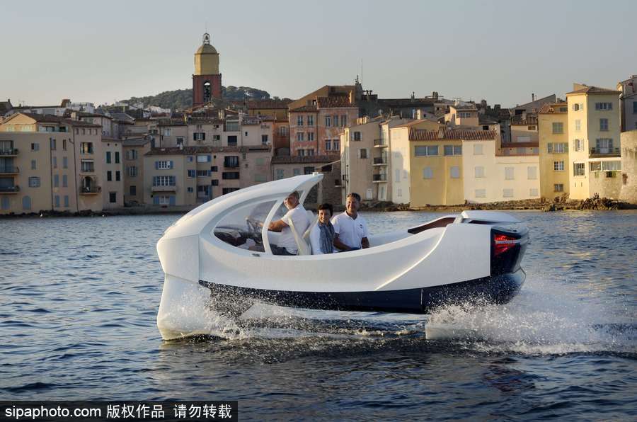 法國海洋氣泡船試運(yùn)行 巴黎塞納河上馳騁