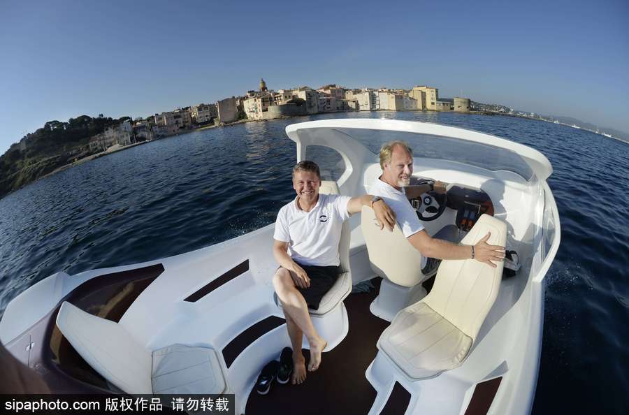 法國海洋氣泡船試運(yùn)行 巴黎塞納河上馳騁