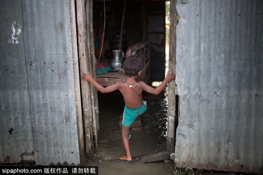 孟加拉國洪水肆虐 探訪當地居民的“水上”生活