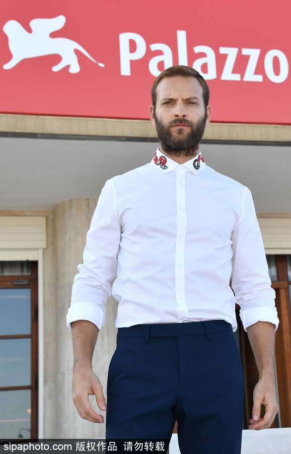 74屆威尼斯：開幕式帥氣主持人亞歷桑德羅·伯格現(xiàn)身場外吸引無數(shù)鏡頭