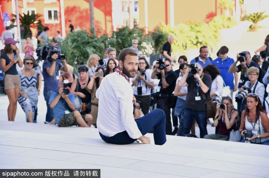 74屆威尼斯：開幕式帥氣主持人亞歷桑德羅·伯格現身場外吸引無數鏡頭