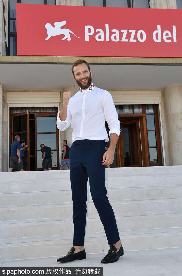 74屆威尼斯：開幕式帥氣主持人亞歷桑德羅·伯格現(xiàn)身場(chǎng)外吸引無數(shù)鏡頭