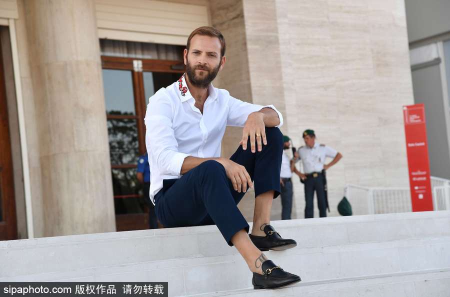 74屆威尼斯：開幕式帥氣主持人亞歷桑德羅·伯格現身場外吸引無數鏡頭