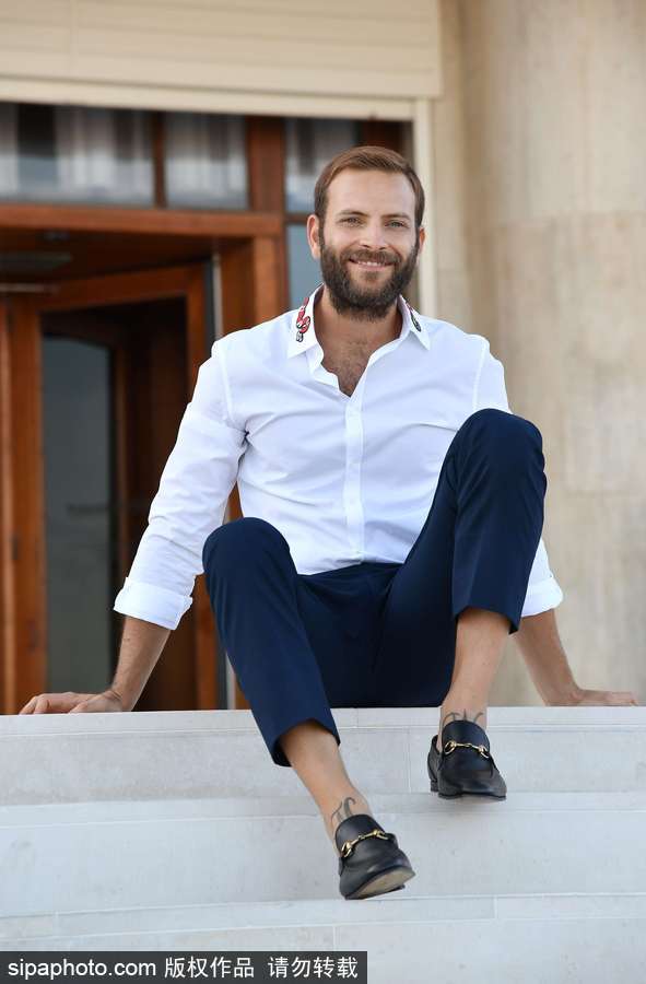 74屆威尼斯：開幕式帥氣主持人亞歷桑德羅·伯格現身場外吸引無數鏡頭