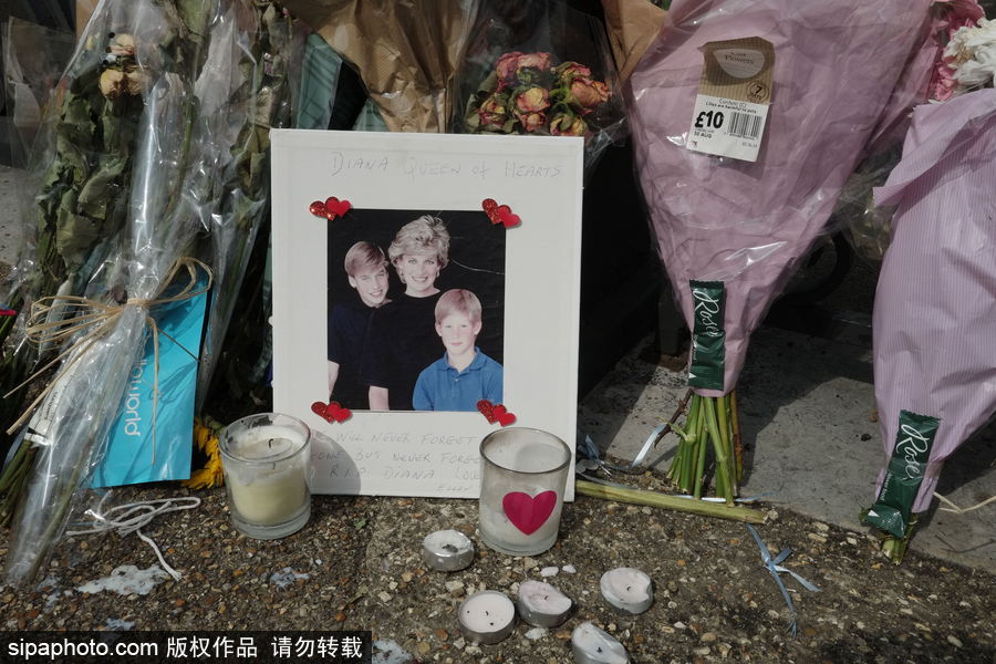 英國肯辛頓宮外擺滿照片鮮花 紀(jì)念戴安娜王妃逝世20周年