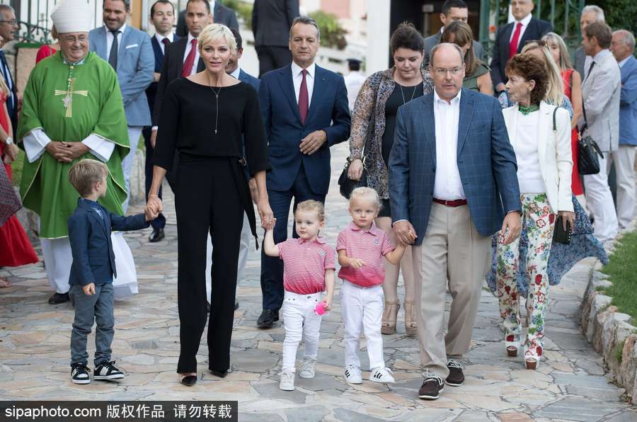 摩納哥王室參加傳統(tǒng)野餐節(jié)活動(dòng) 龍鳳雙胞胎亮相萌翻全場(chǎng)