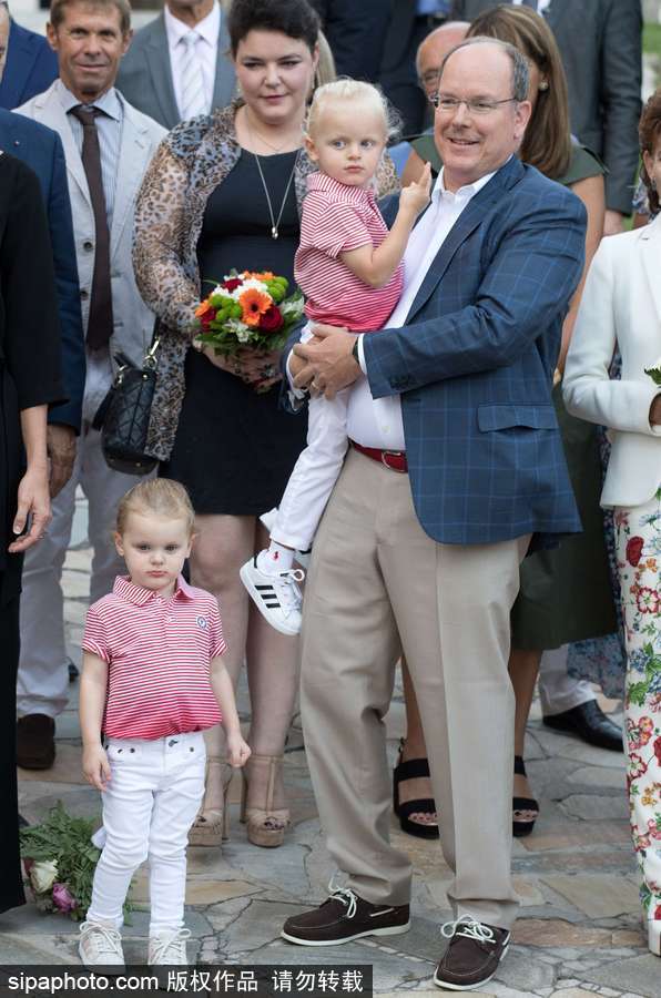 摩納哥王室參加傳統野餐節活動 龍鳳雙胞胎亮相萌翻全場