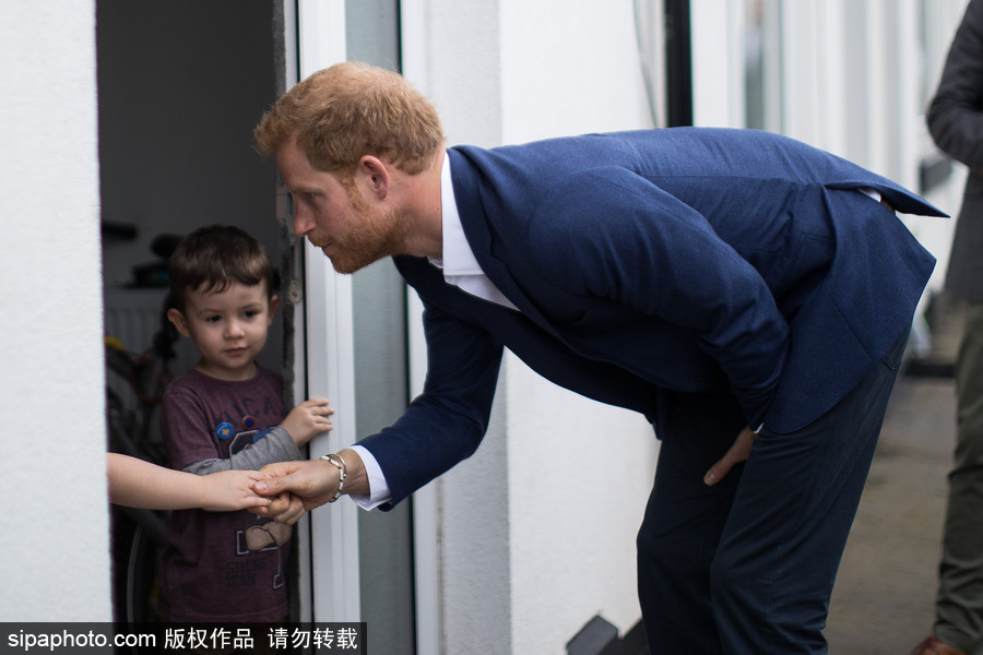 將添小侄子或小侄女？ 哈里王子滿臉喜氣造訪慈善機構(gòu)