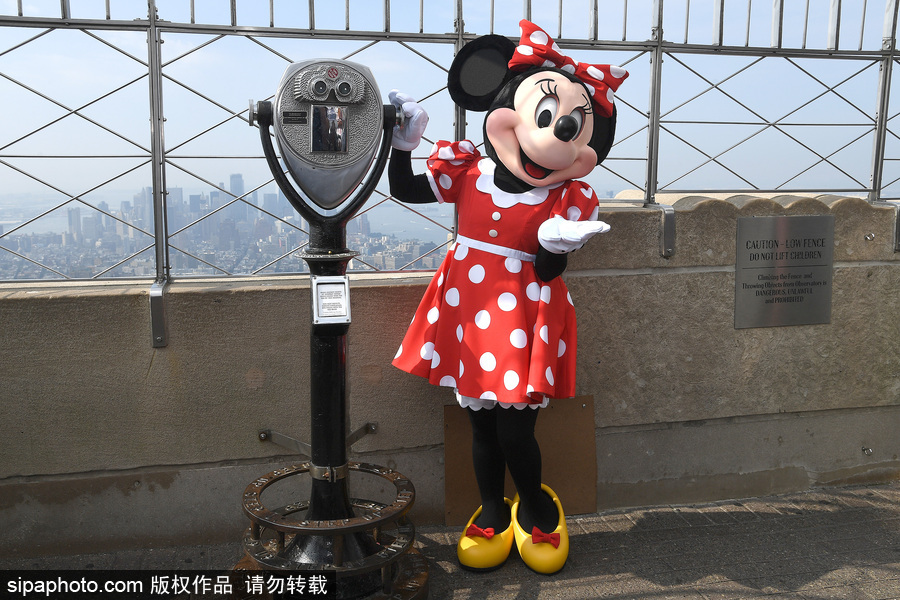 米妮登頂?shù)蹏?guó)大廈拍照 演繹無(wú)盡歡樂(lè)
