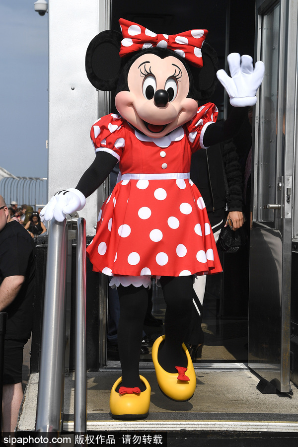 米妮登頂?shù)蹏?guó)大廈拍照 演繹無(wú)盡歡樂(lè)