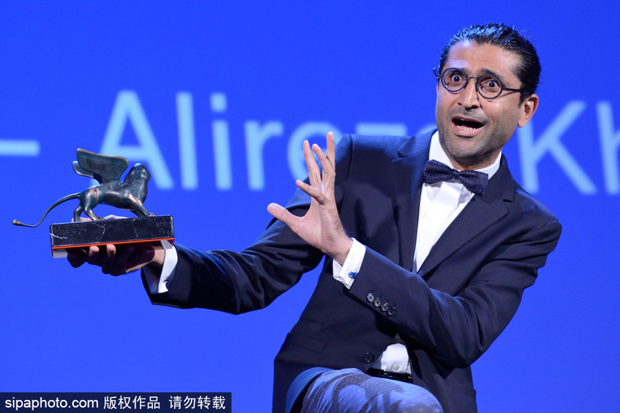 第74屆威尼斯電影節(jié)閉幕式現(xiàn)場 最佳導(dǎo)演激動(dòng)落淚新晉影后氣場逼人