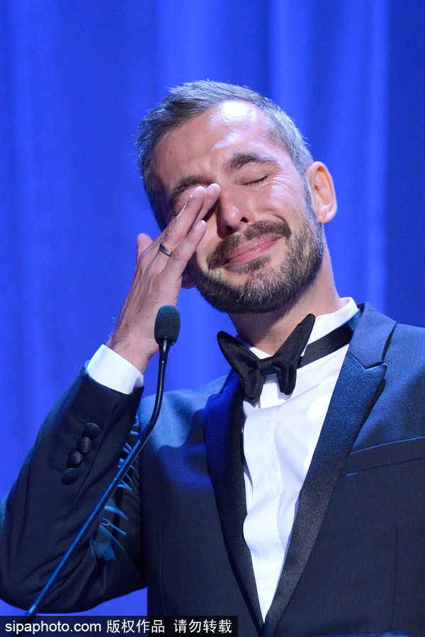 第74屆威尼斯電影節閉幕式現場 最佳導演激動落淚新晉影后氣場逼人