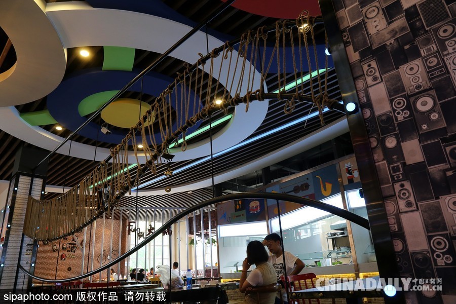 鄭州高?，F“最美”學生餐廳 音樂主題扮靚飯堂