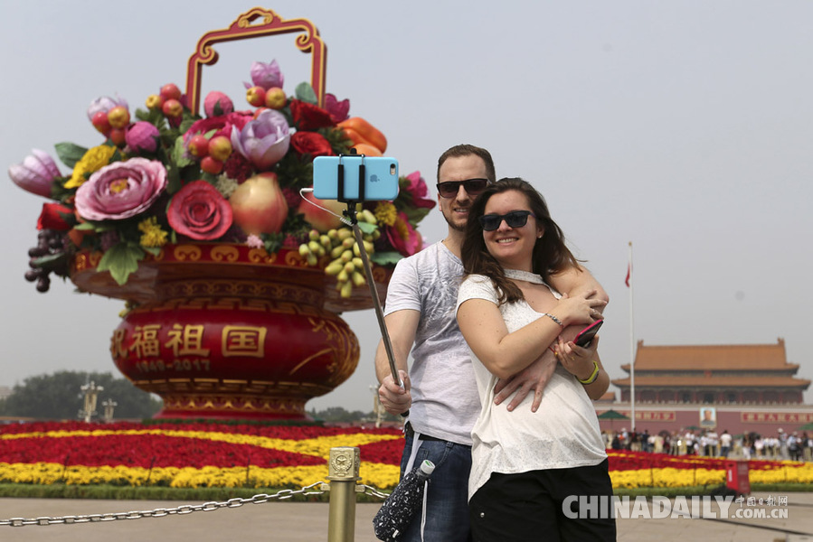 中外游客與天安門廣場“花果籃”合影