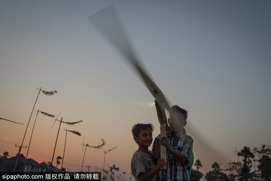 印尼迎來傳統(tǒng)風(fēng)車節(jié) 風(fēng)帆舞動夕陽剪影下美如畫