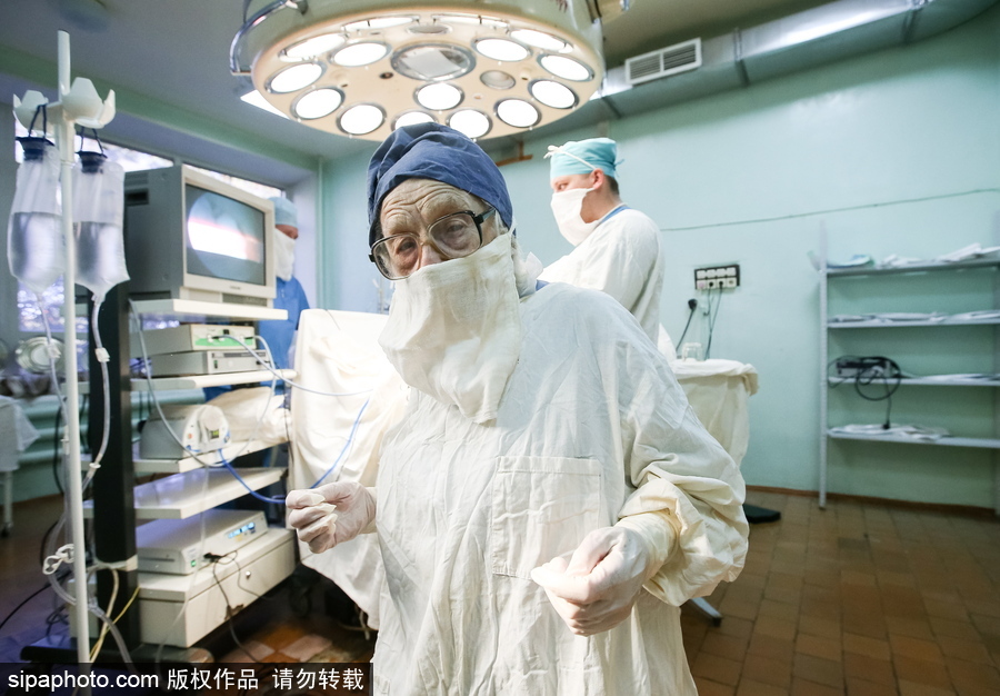俄最年長(zhǎng)在職外科醫(yī)生 90歲高齡仍在主刀