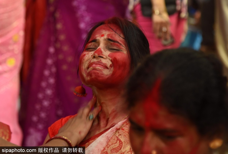 印度阿拉哈巴德女性臉上抹朱砂 慶祝Vijay Dashmi節(jié)